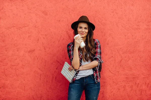 Mujer joven viajando sola — Foto de Stock