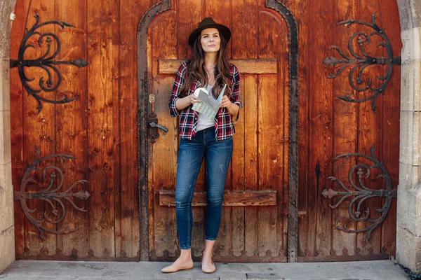 Young woman traveling alone — Stock Photo, Image