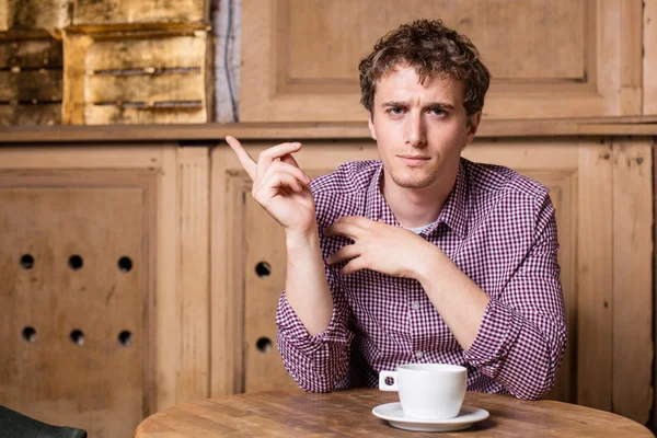 Joven en un pub con un café — Foto de Stock