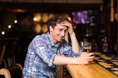 tek adam, bir bira oturmuş