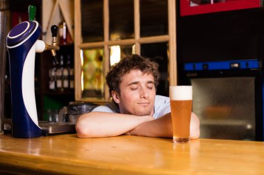 bira bir barda garson barmen