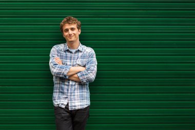 yeşil adam karşı duran genç sarışın adam rahat giyinmiş