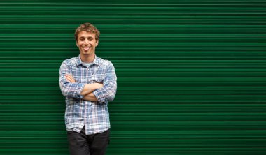 yeşil adam karşı duran genç sarışın adam rahat giyinmiş