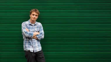 yeşil adam karşı duran genç sarışın adam rahat giyinmiş