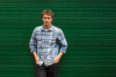 yeşil adam karşı duran genç sarışın adam rahat giyinmiş