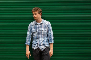 yeşil adam karşı duran genç sarışın adam rahat giyinmiş