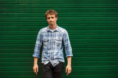 yeşil adam karşı duran genç sarışın adam rahat giyinmiş