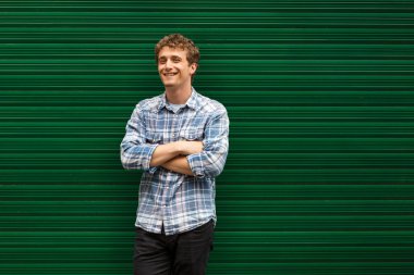 yeşil adam karşı duran genç sarışın adam rahat giyinmiş