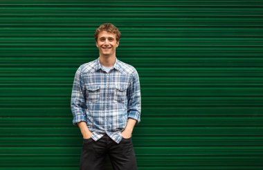 yeşil adam karşı duran genç sarışın adam rahat giyinmiş