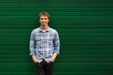 yeşil adam karşı duran genç sarışın adam rahat giyinmiş