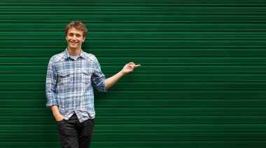 yeşil adam karşı duran genç sarışın adam rahat giyinmiş