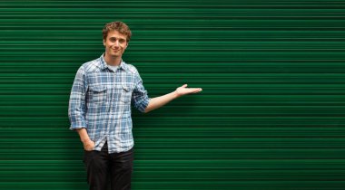 yeşil adam karşı duran genç sarışın adam rahat giyinmiş