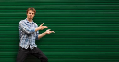 yeşil adam karşı duran genç sarışın adam rahat giyinmiş