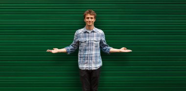 yeşil adam karşı duran genç sarışın adam rahat giyinmiş