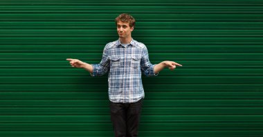 yeşil adam karşı duran genç sarışın adam rahat giyinmiş