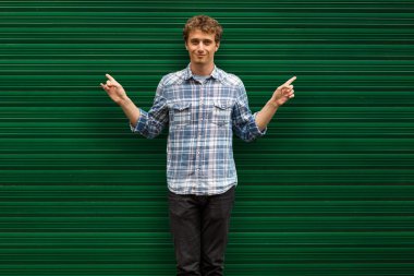 yeşil adam karşı duran genç sarışın adam rahat giyinmiş