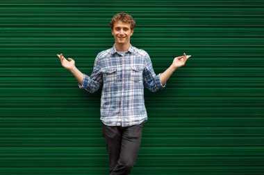 yeşil adam karşı duran genç sarışın adam rahat giyinmiş