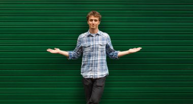 yeşil adam karşı duran genç sarışın adam rahat giyinmiş