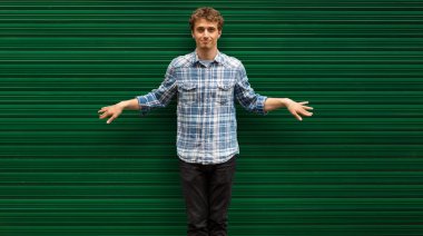 yeşil adam karşı duran genç sarışın adam rahat giyinmiş