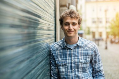 kareli gömlek ayakta dışında genç adam