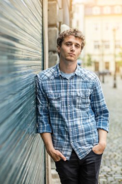 kareli gömlek ayakta dışında genç adam