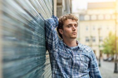 kareli gömlek ayakta dışında genç adam