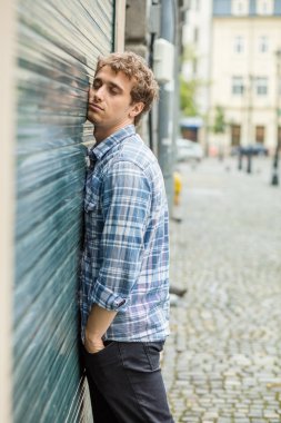 kareli gömlek ayakta dışında genç adam