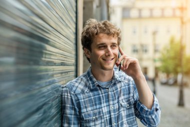 kareli gömlek ayakta dışında genç adam