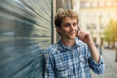 kareli gömlek ayakta dışında genç adam