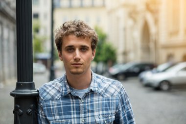 kareli gömlek ayakta dışında genç adam