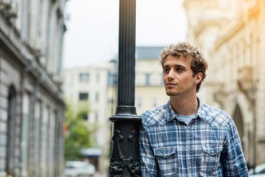 kareli gömlek ayakta dışında genç adam