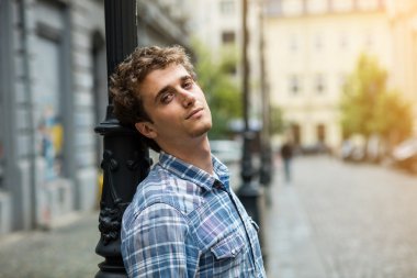 kareli gömlek ayakta dışında genç adam