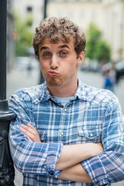 kareli gömlek ayakta dışında genç adam