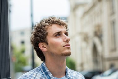 kareli gömlek ayakta dışında genç adam