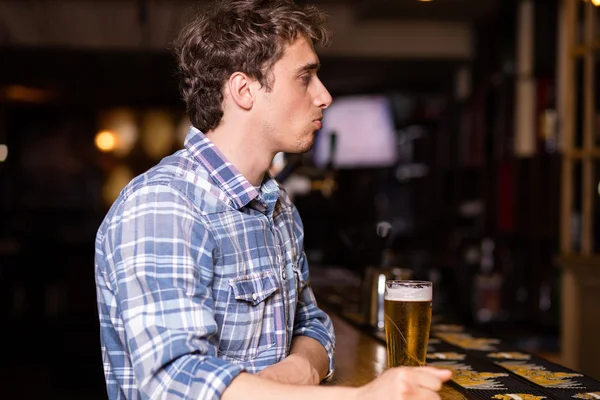 Hombre soltero sentado en el bar tomando una cerveza — Foto de Stock