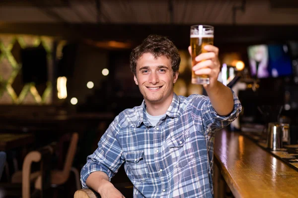 一人の男がビールを持ってバーに座って — ストック写真