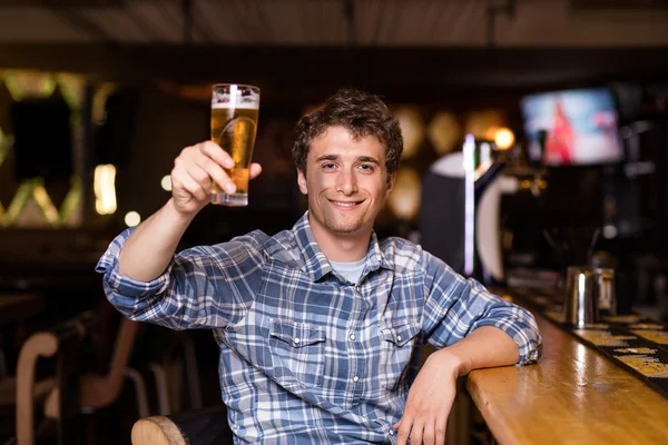 Homem solteiro sentado no bar tomando uma cerveja — Fotografia de Stock