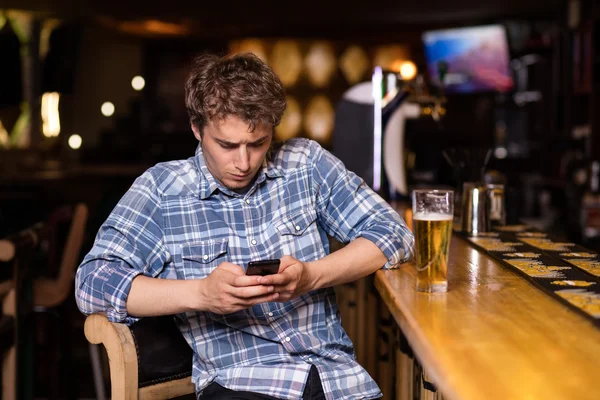 Célibataire assis au bar prendre une bière — Photo