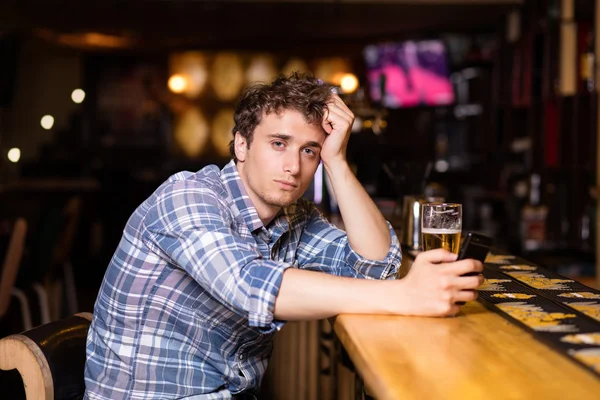 Hombre soltero sentado en el bar tomando una cerveza — Foto de Stock