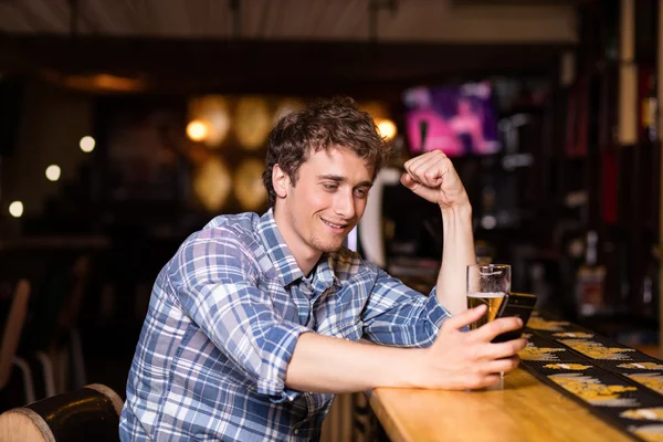 Célibataire assis au bar prendre une bière — Photo