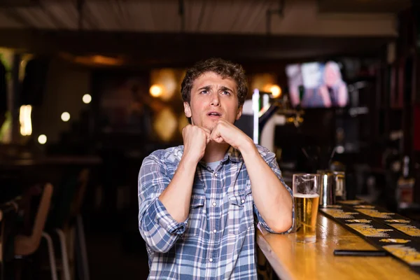 Hombre soltero sentado en el bar tomando una cerveza — Foto de Stock