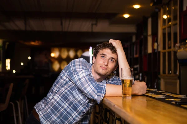 Homem solteiro sentado no bar tomando uma cerveja — Fotografia de Stock