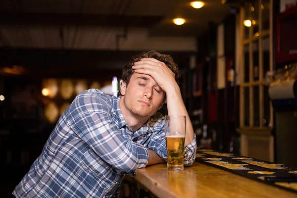 Hombre soltero sentado en el bar tomando una cerveza —  Fotos de Stock