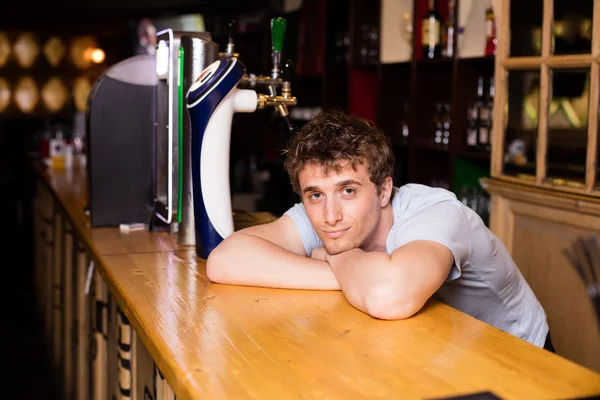 Barman servant de la bière dans un pub — Photo