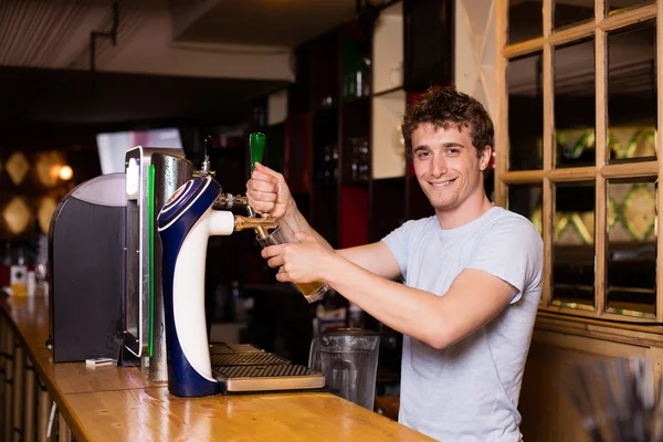 Barman serwujemy piwo w pubie — Zdjęcie stockowe