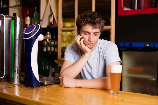 Camarero sirviendo cerveza en un pub — Foto de Stock