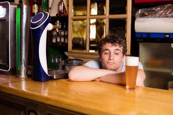 Camarero sirviendo cerveza en un pub — Foto de Stock