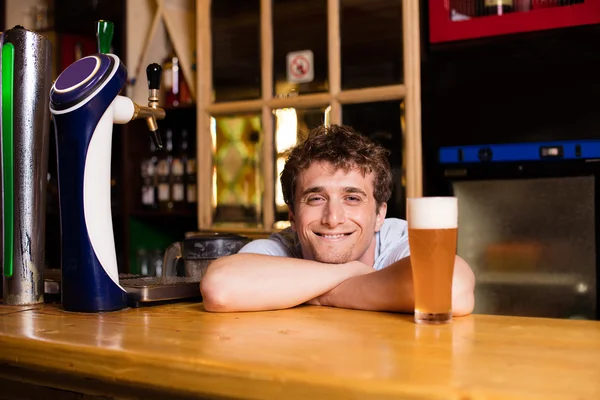 Bira bir barda garson barmen — Stok fotoğraf