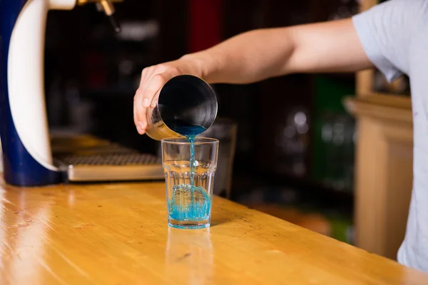 Barmen coktails bir barda hazırlanıyor — Stok fotoğraf