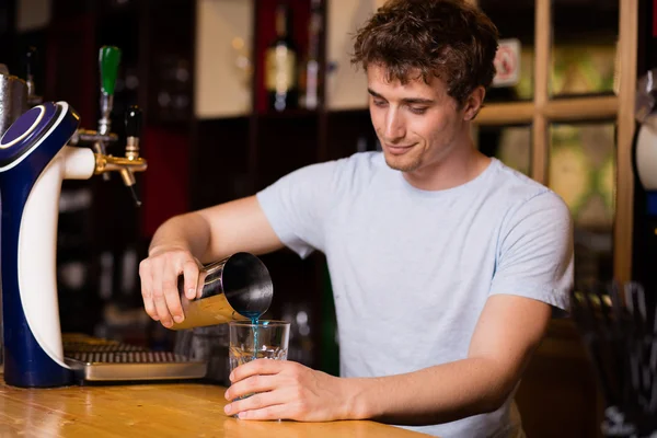 Barmen coktails bir barda hazırlanıyor — Stok fotoğraf